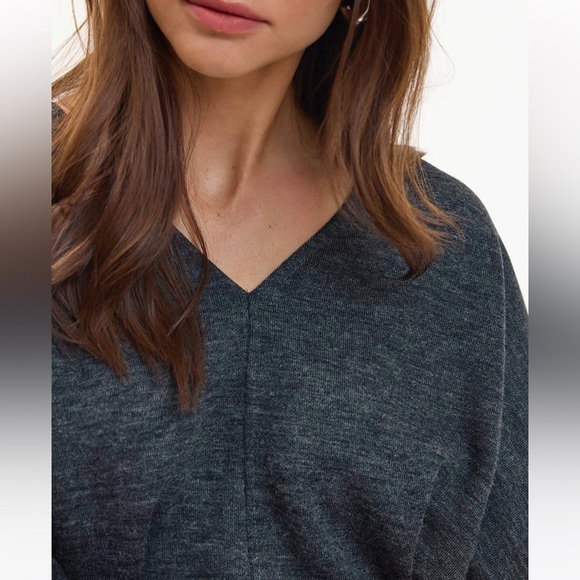 💕3/$25💕 Reitmans Long-Sleeve V-Neck Semi-Fitted Sweater - Picture 4 of 8